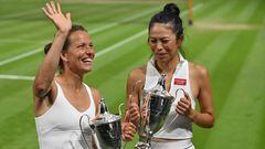 Barbora Strycova y Hsieh Su-wei celebran su triunfo en la final de dobles Wimbledon.