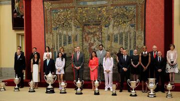 Los reyes de España Don Felipe y Doña Letizia posan con los premiados en la entrega de los Premios Nacionales del Deporte en el Palacio de El Pardo.