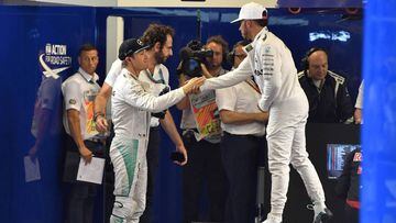 Nico Rosber y Lewis Hamilton se saludan en el GP de Abu Dhabi.