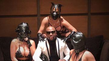 Floyd 'Money' Mayweather rodeado de tres mujeres vestidas con un explosivo look sadomasoquista.