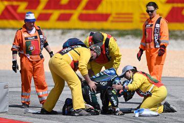 Los médicos observan y ayudan a Miguel Oliveira tras el accidente con Marc Márquez.