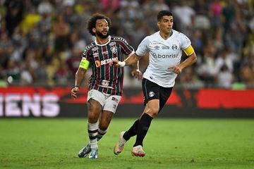 Marcelo and Luis Suárez fight for the ball during the game between Fluminense and Gremio.