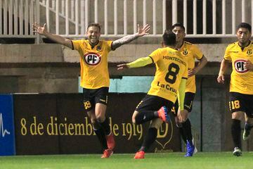 Rotondi y Montecinos celebran un gol de San Luis.