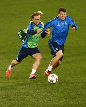 Modric and Kovacic vie for a ball during this evening's training session.