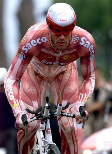 Mario Cipollini con un llamativo maillot de músculos al más puro estilo Robbie Williams durante el prólogo entre Montesilvano y Pescara en el Giro de Italia 2001.