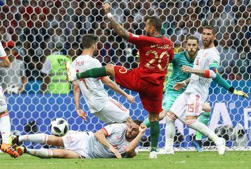 En la primera jornada del Grupo B se celebró este duelo entre lusitanos y españoles que deslumbró al mundo por el buen futbol en el campo. Además, en el encuentro, España estuvo dos veces abajo en el marcador y le dio la vuelta para que Cristiano Ronaldo les empatara en la agonía del partido.