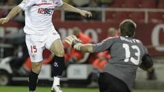 <b>EL SEGUNDO. </b>Alfaro remata ante Guaita en la acción del 2-0 que sentenció el Sevilla-Valencia de anoche en el Sánchez Pizjuán.