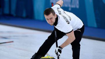 El atleta ruso Aleksandr Krushelnitckii barre durante la competici&oacute;n de curling de los Juegos Ol&iacute;mpicos de Invierno de Pyeongchang.