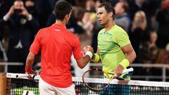 El tenista serbio Novak Djokovic y el espa&ntilde;ol Rafa Nadal se saludan tras su partido de cuartos de final de Roland Garros 2022.