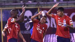 Luis Carlos Cabezas celebra el gol de la victoria ante Atl&eacute;tico Tucum&aacute;n