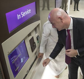 El presidente de la FIFA se convirtió en una de las primeras personas en viajar en el nuevo Metro de Doha.