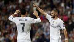 Benzema y Cristiano, que formar&aacute;n el ataque del Madrid en Sevilla, celebran un gol.