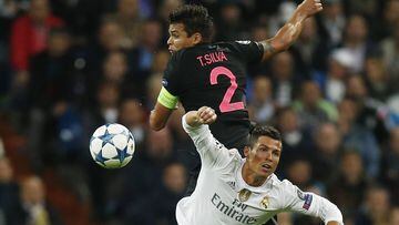 Thiago Silva (PSG) y Cristiano Ronaldo (Real Madrid), disput&aacute;ndose un bal&oacute;n.