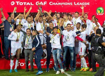 Wydad Casablanca's players celebrate after winning the CAF Champions League final football match between Egypt's Al-Ahly and Morocco's Wydad Casablanca on November 4, 2017, at Mohamed V Stadium in Casablanca.  / 
