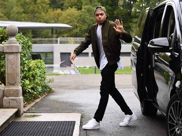 France&#039;s forward Kylian Mbappe arrives in Clairefontaine-en-Yvelines on October 2, 2017, to take part in the team&#039;s upcoming preparation for the FIFA World Cup 2018 qualifying football matches.  / AFP PHOTO / FRANCK FIFE