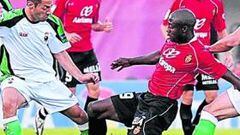<b>OTRA VEZ MARCÓ. </b>Webó, en la imagen pugnando por la pelota con Lacen y Torrejón, volvió a ser decisivo para su equipo marcando un nuevo gol al Racing.