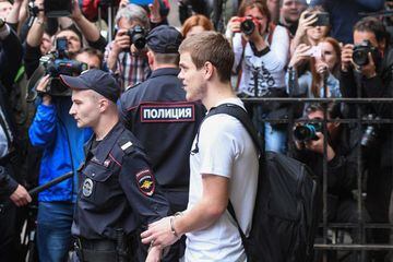 Alexandr Kokorin siendo escoltado por la policía tras ser condenado a año y medio de prisión.