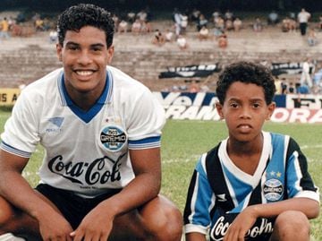 Roberto jugó de manera profesional y Ronaldinho siguió sus pasos años más tarde. El alumno superaría al maestro.