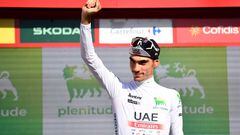 El ciclista español Juan Ayuso Pesquera posa con el maillot blanco de mejor joven de La Vuelta 2023.