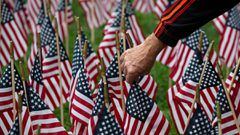 Boston (Estados Unidos), 09/09/2021.- El voluntario Charlie Rose reemplaza algunas de las aproximadamente 200 banderas que fueron da&ntilde;adas durante la noche, en el Boston Public Garden, en Boston, Massachusetts, EE. UU., 09 de septiembre de 2021. 