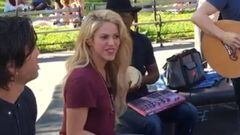 Shakira sorprendi&oacute; a sus fans en Nueva York con un concierto en la calle.