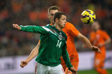 Chicharito usando la misma playera en el partido contra Holanda, meses después de la eliminación polémica