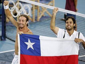 La primera medalla de oro olímpica para Chile. En un duelo donde revirtieron cinco puntos de partido, la dupla compuesta por Nicolás Massú y Fernando González se quedó con el primer lugar tras derrotar al dueto alemán de Rainer Schuettler y Nicolas Kiefer.