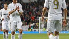 <b>OVACIÓN A KARIM.</b> Kaká aplaude a Benzema después de que marcara el tercer gol del Madrid y el primero en su cuenta particular. Al fondo, Arbeloa, Xabi, Ramos y Varane.