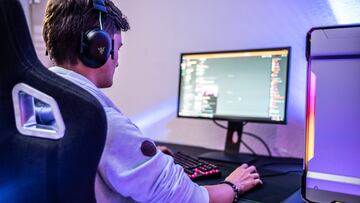 Un 'gamer' juega al ordenador.