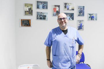 Pablo Cortés Escobar, técnico ortopédico, con fotografías que recuerdan cuando ha atendido a Pepe, Drenthe, Granero, Xabi Alonso, Adán…