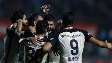 Los jugadores de San Lorenzo celebran el gol de Ortigoza ante Rosario Central.