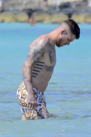 El futbolista del Liverpool ha aprovechado las vacaciones de verano para hacer una escapada junto a su familia en Ibiza.