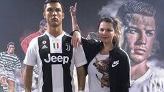 Katia Aveiro en el museo de Cristiano Ronaldo en Madeira posando con una figura suya vestido de la Juventus de Tur&iacute;n. 