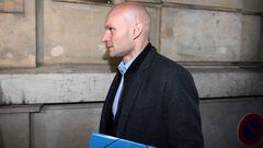 Árbitro francés recibe tres meses de sanción por patada a un jugador