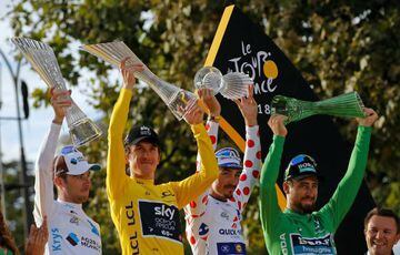 Los cuatro maillots posan en los Campos Elíseos: Pierre Latour (mejor Joven); Geraint Thomas (ganador del Tour); Julian Alaphilippe (premio de la Montaña) y Peter Sagan (vencedor por Puntos).