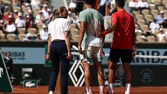 Carlos Alcaraz, con problemas físicos, es consolado por su rival, Novak Djokovic, durante las semifinales de Roland Garros.