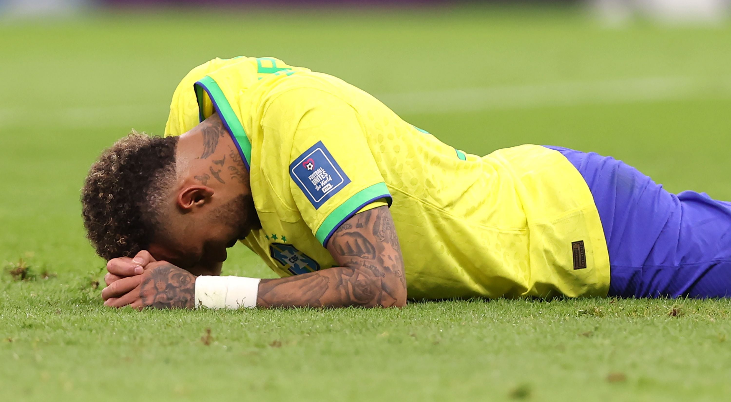 Online News Lusail (Qatar), 24/11/2022.- Neymar of Brazil lies on the pitch during the FIFA World Cup 2022 group G soccer match between Brazil and Serbia at Lusail Stadium in Lusail, Qatar, 24 November 2022. (Mundial de Fútbol, Brasil, Estados Unidos, Catar) EFE/EPA/Tolga Bozoglu
