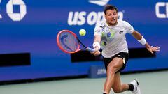 El tenista español Bernabé Zapata devuelve una bola durante su partido ante Novak Djokovic en el US Open 2023.
