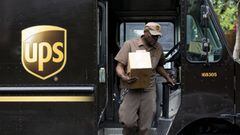 UPS entregando un paquete en Washington, DC;USA. Mayo 19, 2020. 