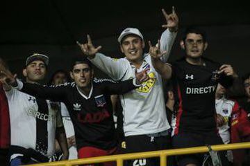 Los seguidores de Colo Colo apoyan a su equipo en Bogotá.