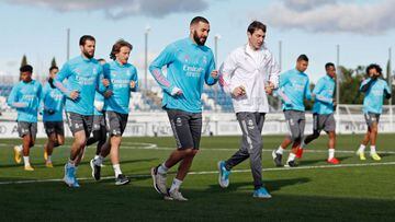 Karim Benzema encabeza con el preparador f&iacute;sico Gregory Dupont el ejercicio de carrera continua en el entrenamiento del Real Madrid.