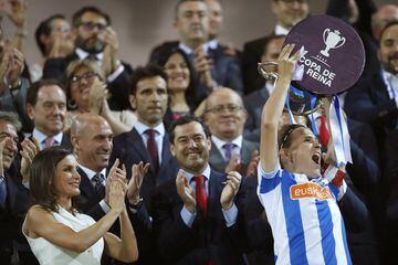 La capitana de la Real Sociedad levanta el trofeo que les acredita como campeonas de la Copa de la Reina.