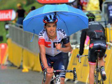 Jarlinson Pantano llega a la meta en una etapa del Tour de Francia... con una sombrilla