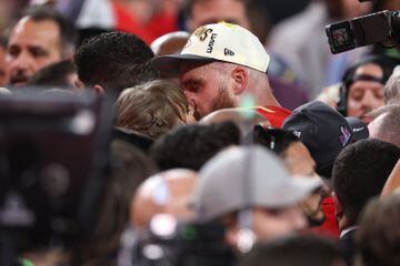 El apasionado beso de Taylor Swift y Travis Kelce celebrando la victoria en la Super Bowl