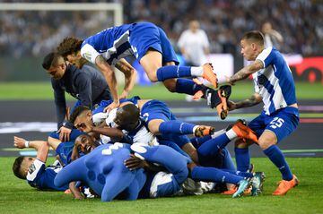 Porto's players celebrate after winning the league title following the Portuguese league football match between FC Porto and CD Feirense at the Dragao stadium in Porto on May 6, 2018. 