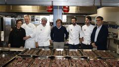 El alcalde de Madrid, José Luis Martínez-Almeida junto al director de PROVACUNO, Javier López, y los chefs que han cocinado para
los más necesitados durante el acto solidario en la Fundación José María de Llanos.