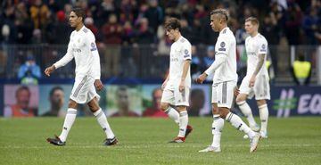 Los jugadores del Real Madrid se marchan cabizbajos tras caer contra el CSKA.
