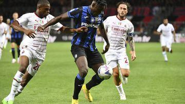 BERGAMO, ITALY, AUGUST 21:
Duvan Zapata (R), of Atalanta, is challenged by Pierre Kalulu (L), of AC Milan, during the Italian Serie A football match between Atalanta and AC Milan at the Gewiss Stadium in Bergamo, Italy, on August 21, 2022. (Photo by ISABELLA BONOTTO/Anadolu Agency via Getty Images)