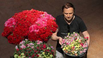 ANTALYA, TURKEY - APRIL 29 : Cut flowers are prepared to put on sale for the Mothers' Day, in Antalya, Turkey on April 29, 2022. Flowers produced in greenhouses are collected and packed in warehouses and are prepared for domestic and foreign markets. (Photo by Orhan Cicek/Anadolu Agency via Getty Images)