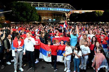 Seguidores de Novak Djokovic celebran el triunfo ndel tenista serbio con banderas de Serbia.